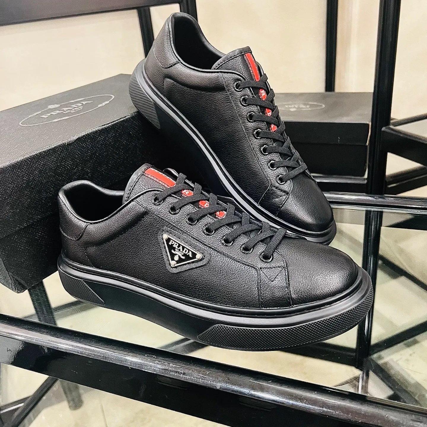 Men's shoes💰440 Prada/Prada Men's new casual shoes, this upper is made of imported calfskin + sheep lining! The outside is decorated with the P family's classic metal triangle enamel logo, and the outsole is made of non-slip sports foam ultra-light outsole, which feels good on the feet and is a fashionable and fashionable item!  Size: 38-44 (45 customized)